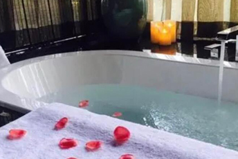 北京东城水疗池中的失重冥想：当身体学会漂浮